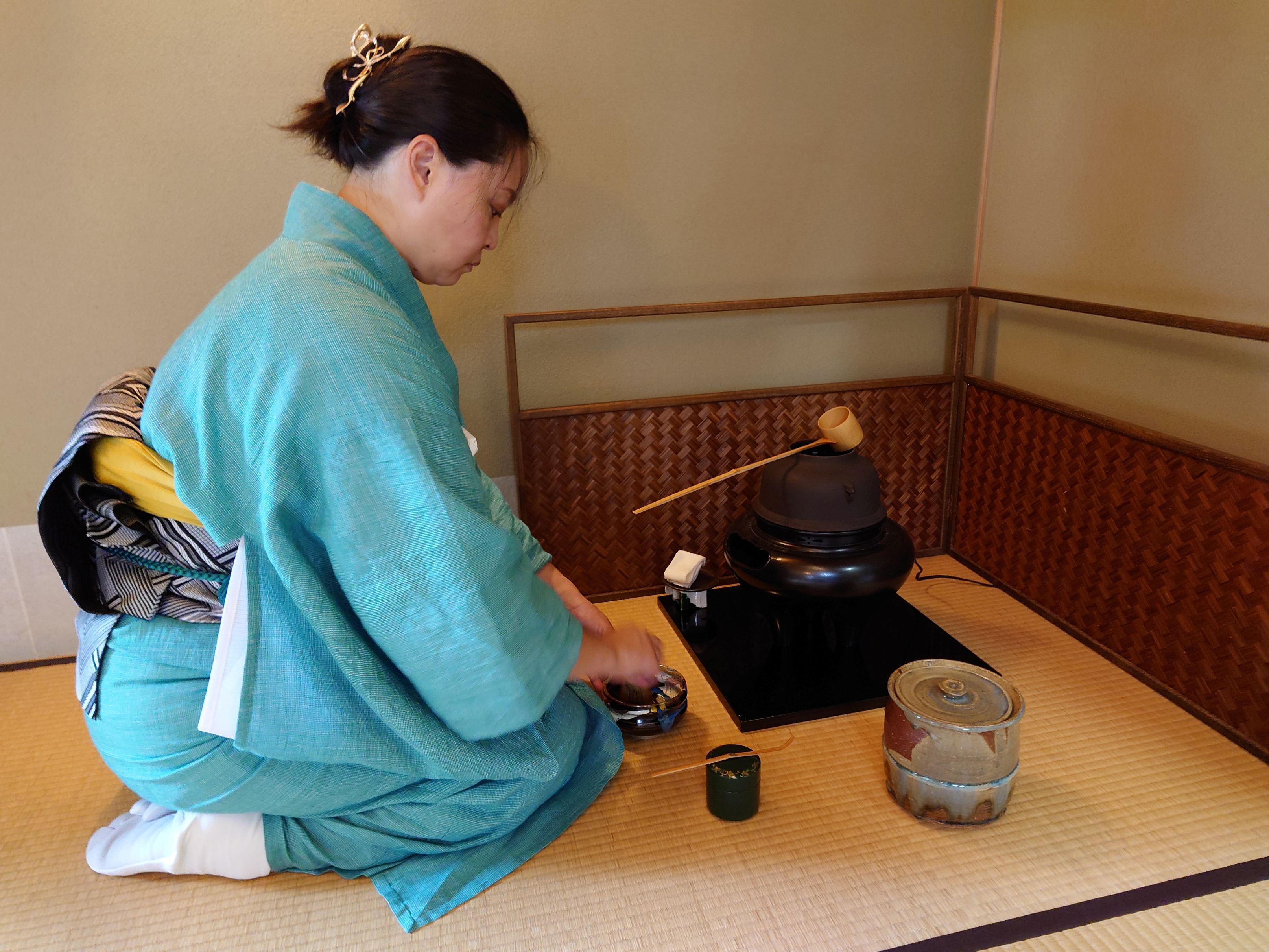 茶室で抹茶体験